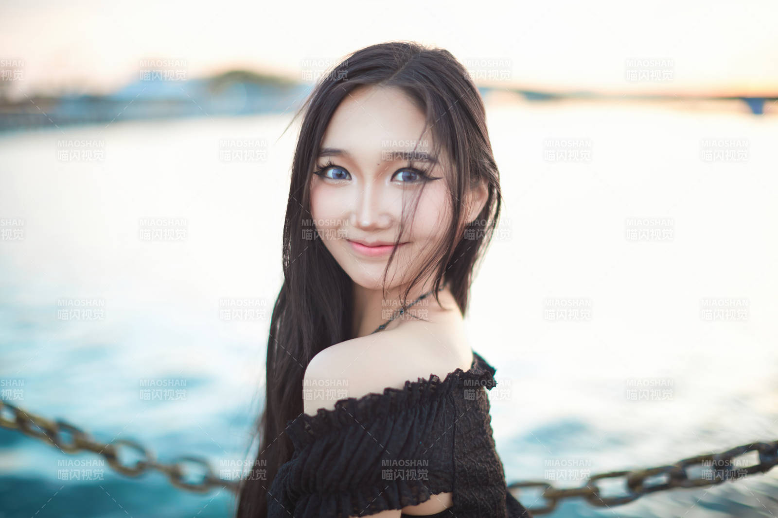 夕阳湖边打卡点拍照的美丽亚洲女性图片