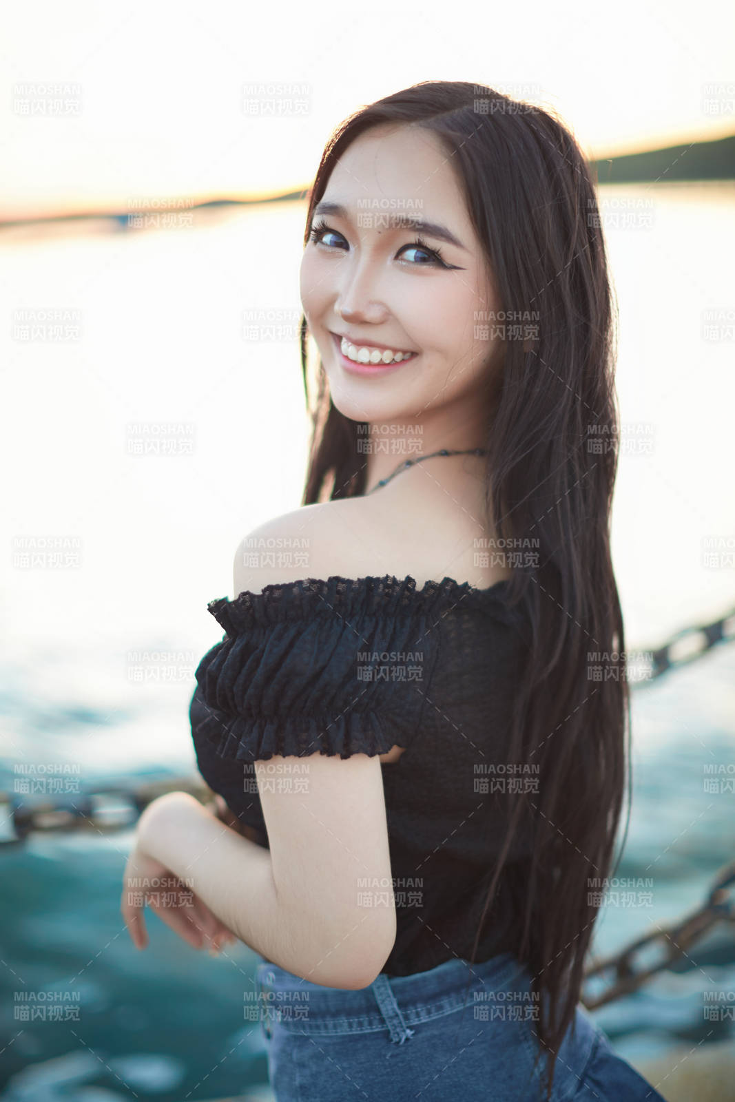 夕阳湖边打卡点拍照的美丽亚洲女性图片