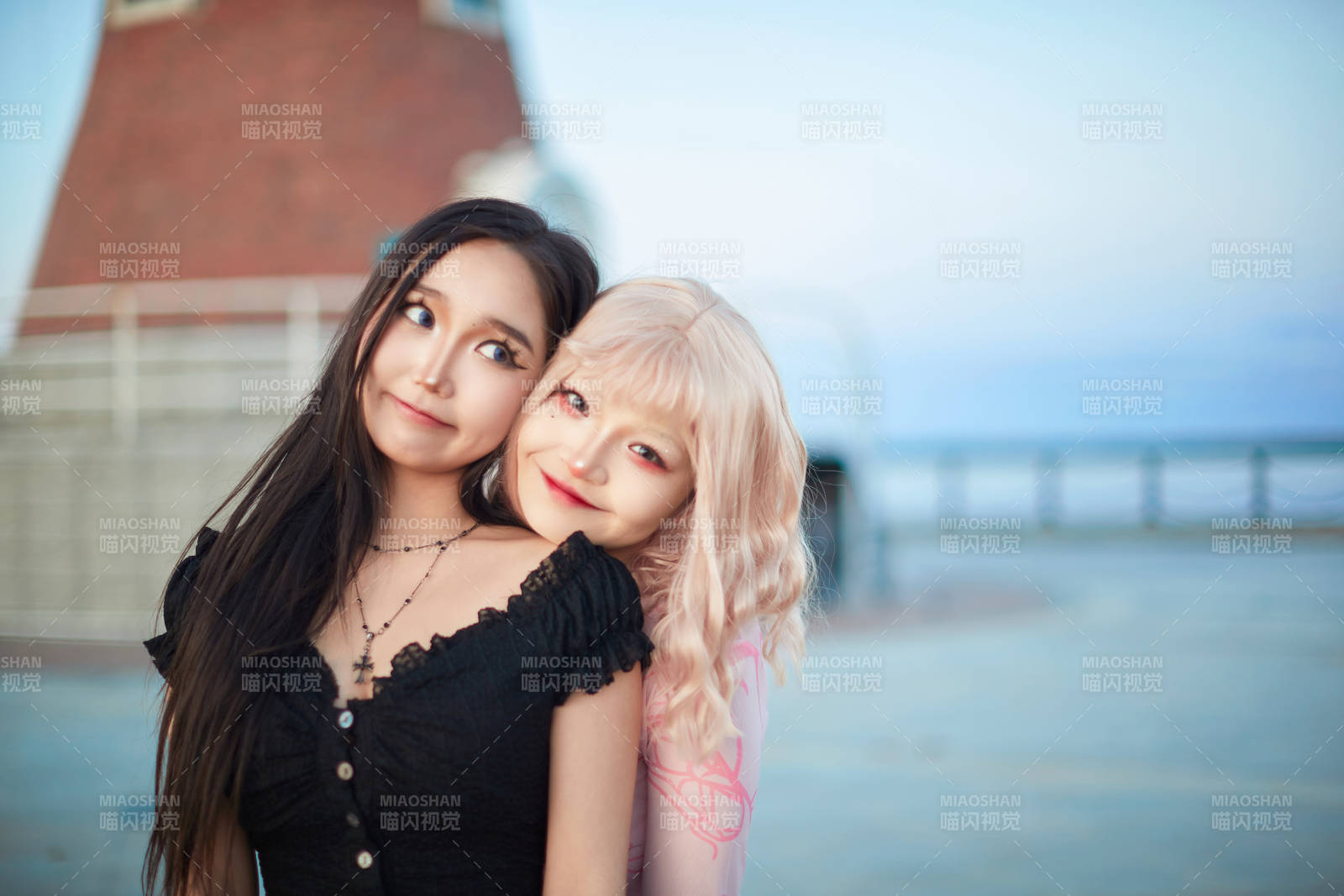 在旅游区湖边打卡点拍照的美女闺蜜图片