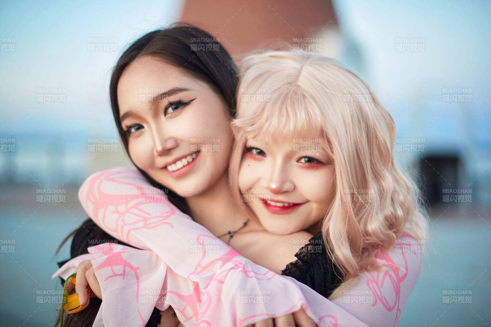 在旅游区湖边打卡点拍照的美女闺蜜图片