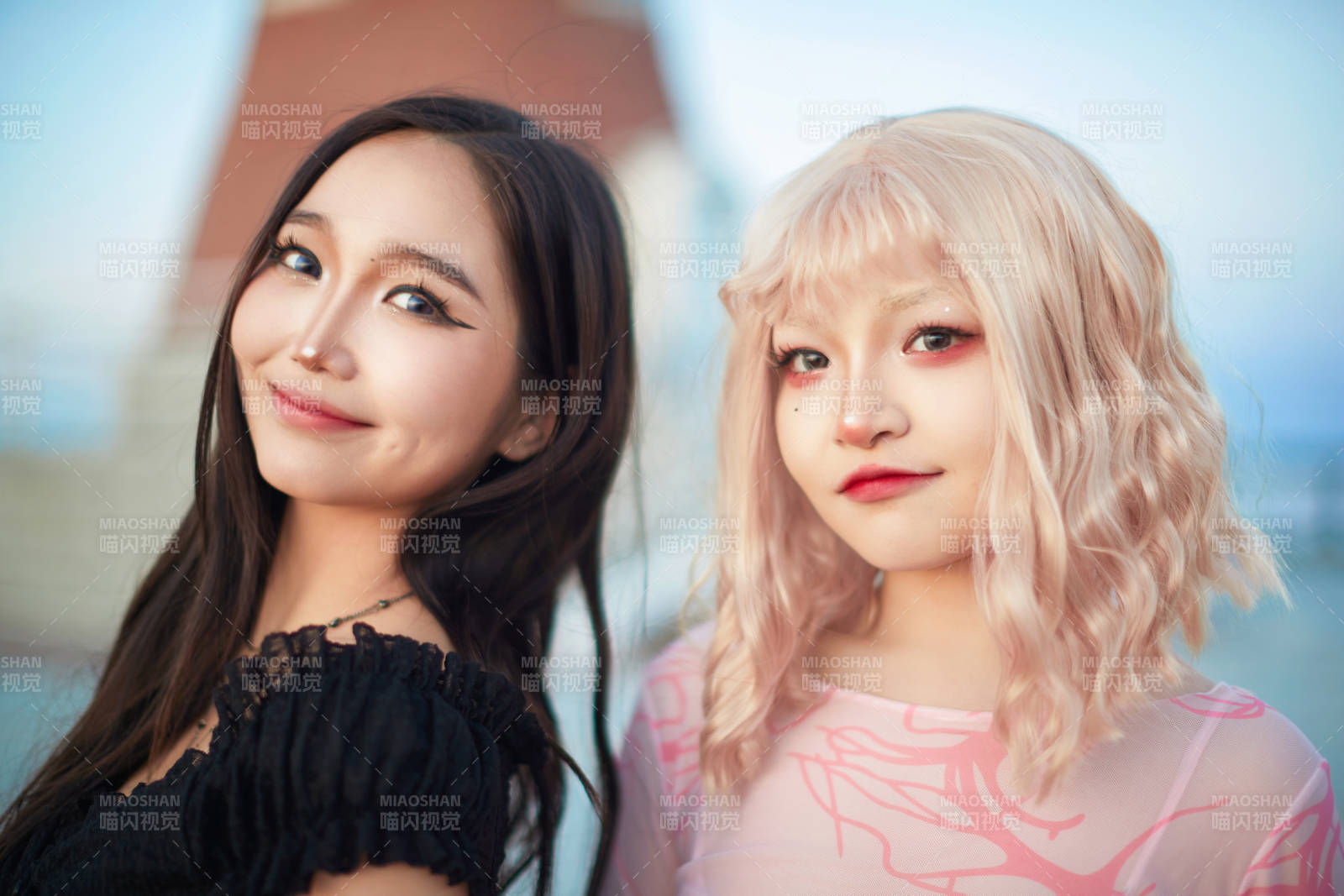 在旅游区湖边打卡点拍照的美女闺蜜图片