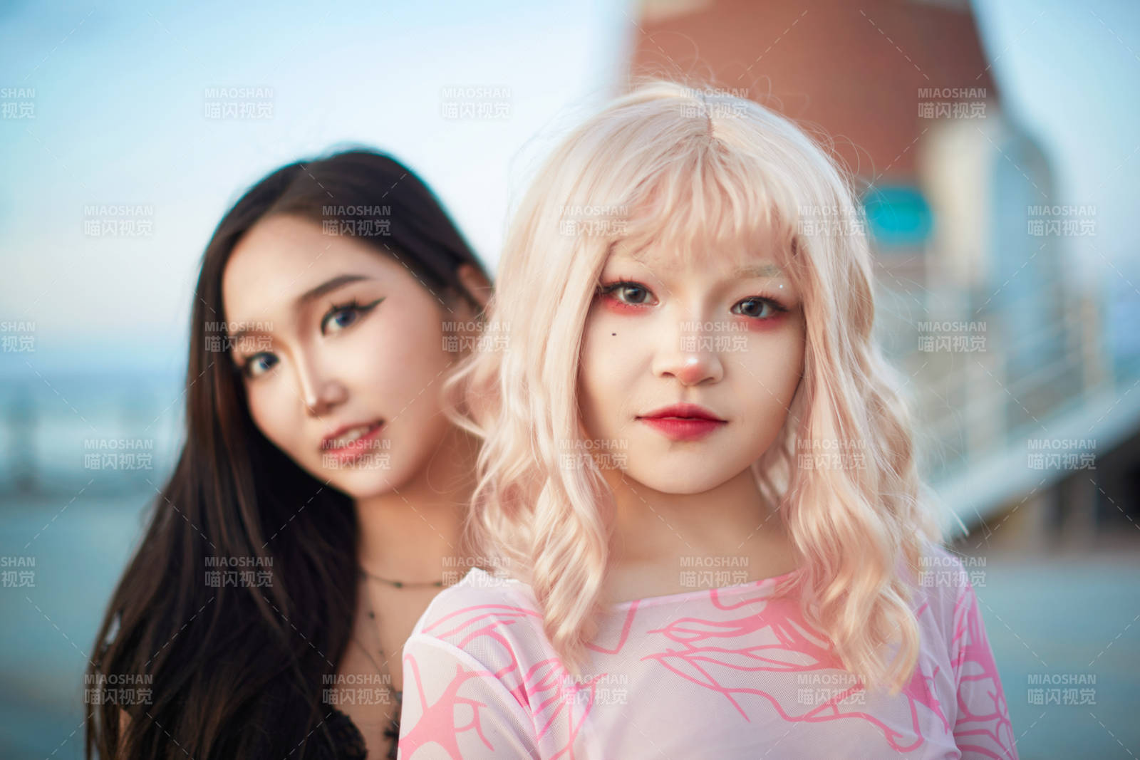 在旅游区湖边打卡点拍照的美女闺蜜图片