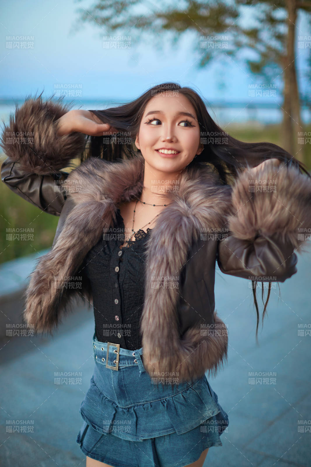 秋天在旅游景区户外拍照的蒙古族姑娘图片