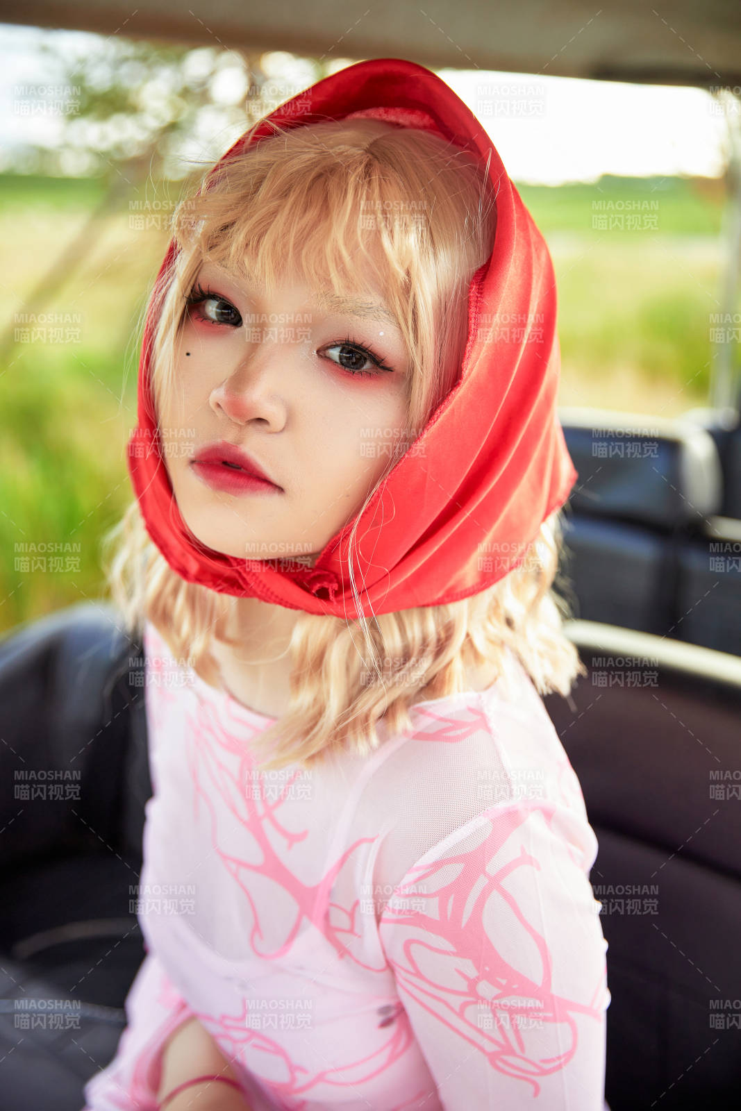 在旅游观光车上拍照的亚洲美女图片