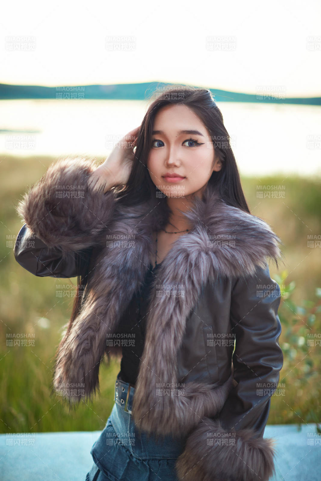 秋天在旅游景区户外拍照的蒙古族姑娘图片