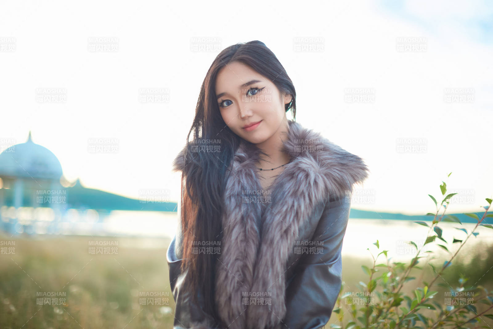 秋天在旅游景区户外拍照的蒙古族姑娘图片