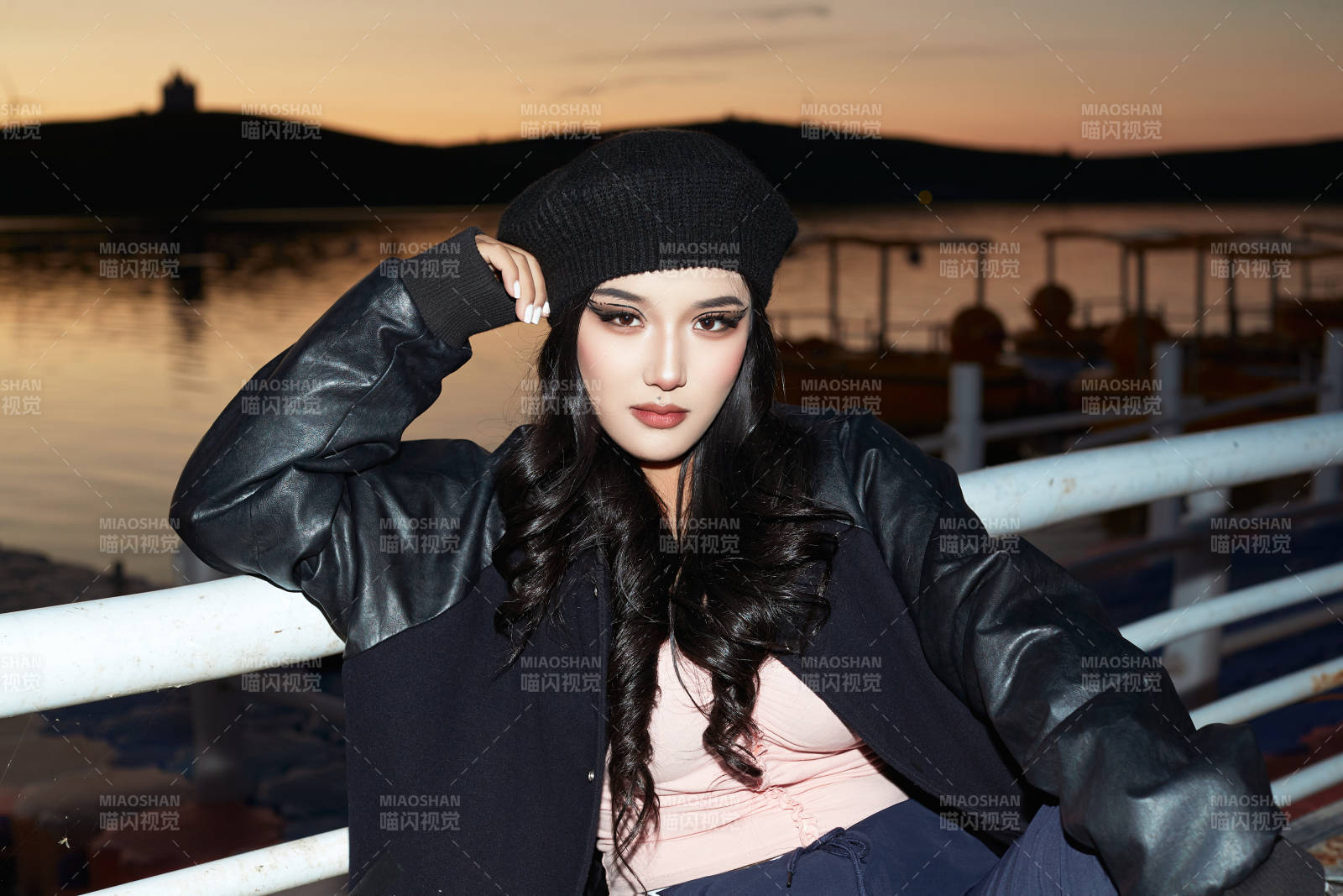 傍晚在湖边欣赏风景拍照的蒙古族美女图片