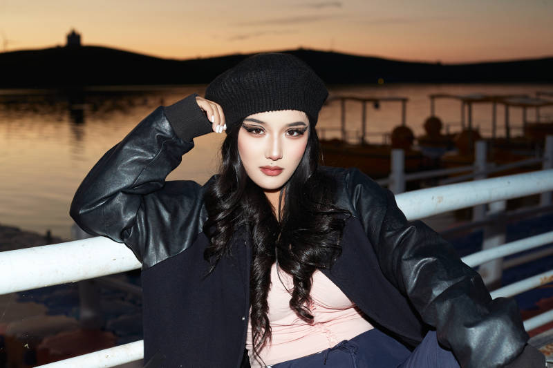 傍晚在湖边欣赏风景拍照的蒙古族美女图片