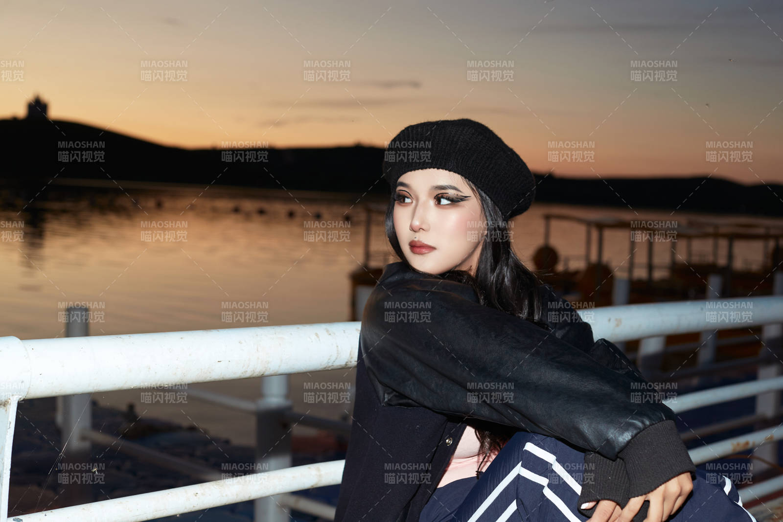 傍晚在湖边欣赏风景拍照的蒙古族美女图片