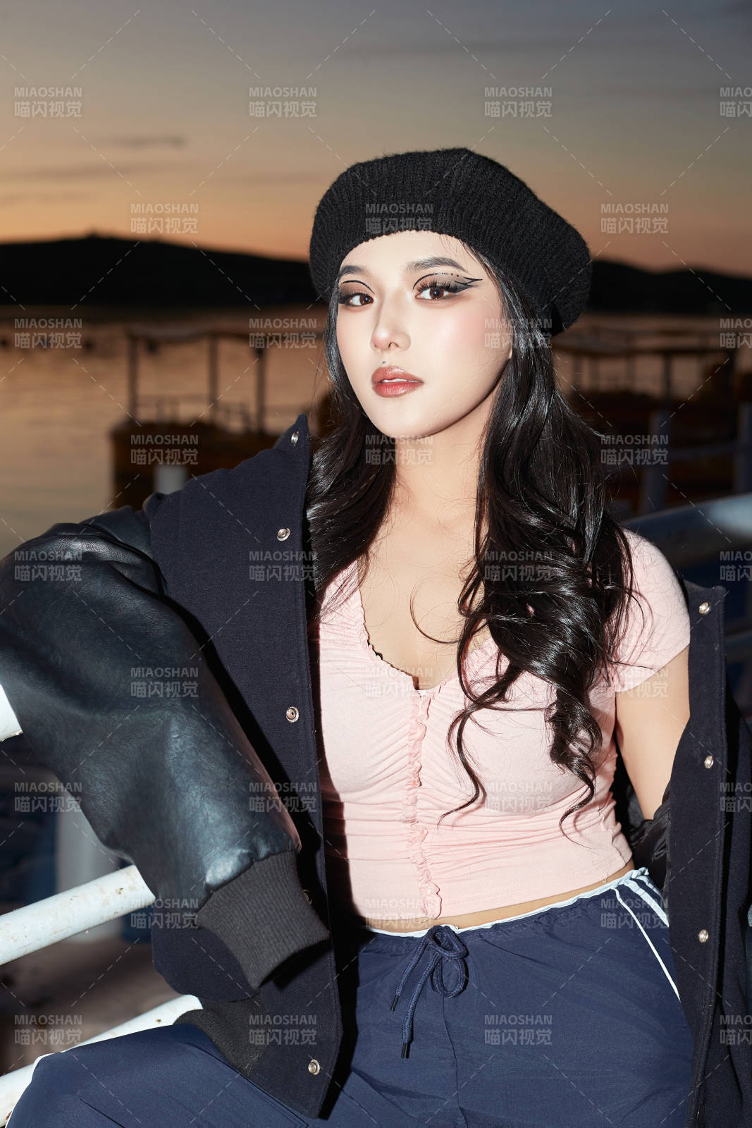 傍晚在湖边欣赏风景拍照的蒙古族美女图片