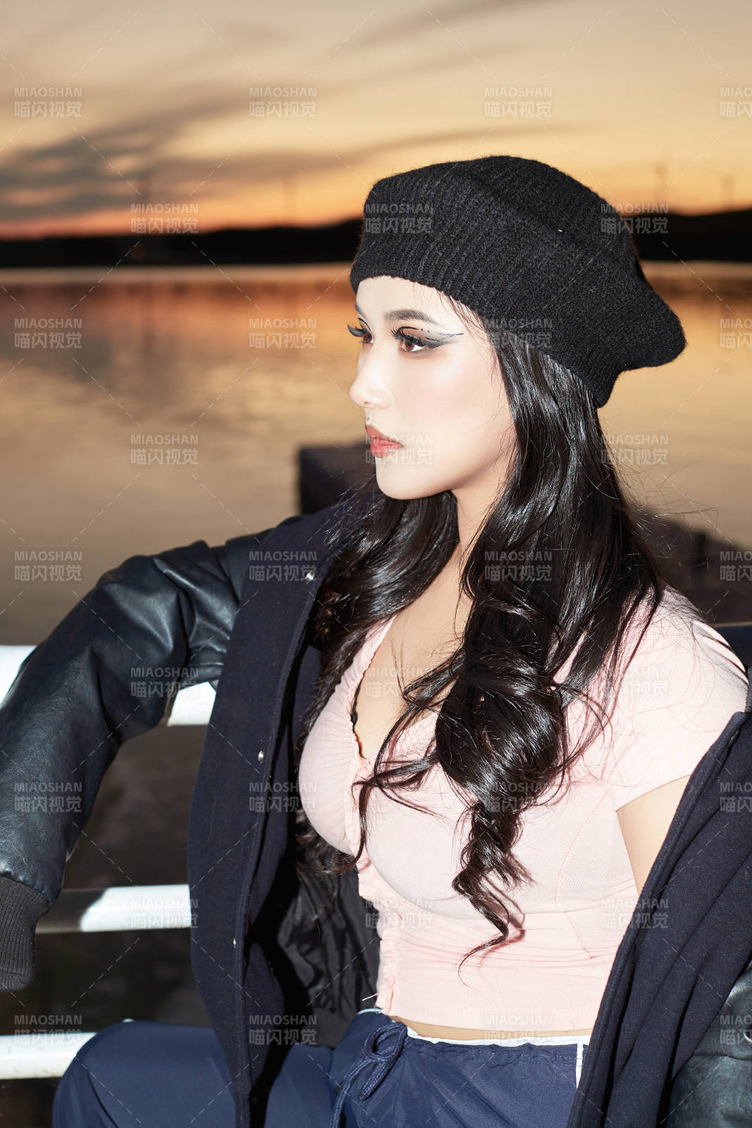 傍晚在湖边欣赏风景拍照的蒙古族美女图片