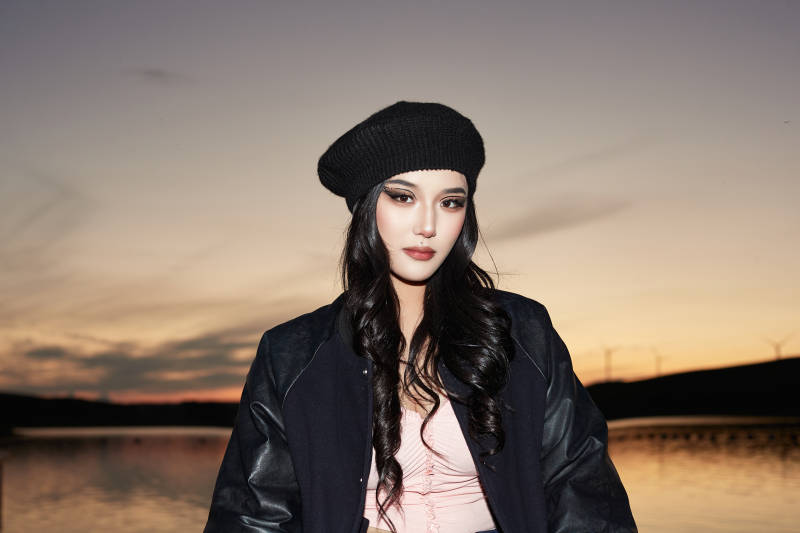 傍晚在湖边欣赏风景拍照的蒙古族美女图片