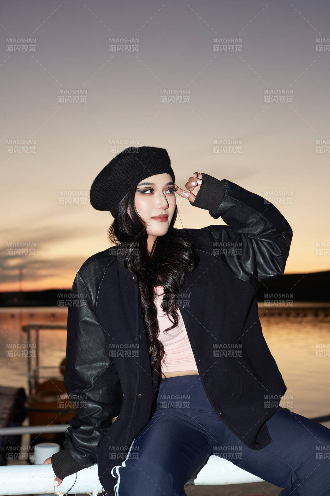 傍晚在湖边欣赏风景拍照的蒙古族美女图片