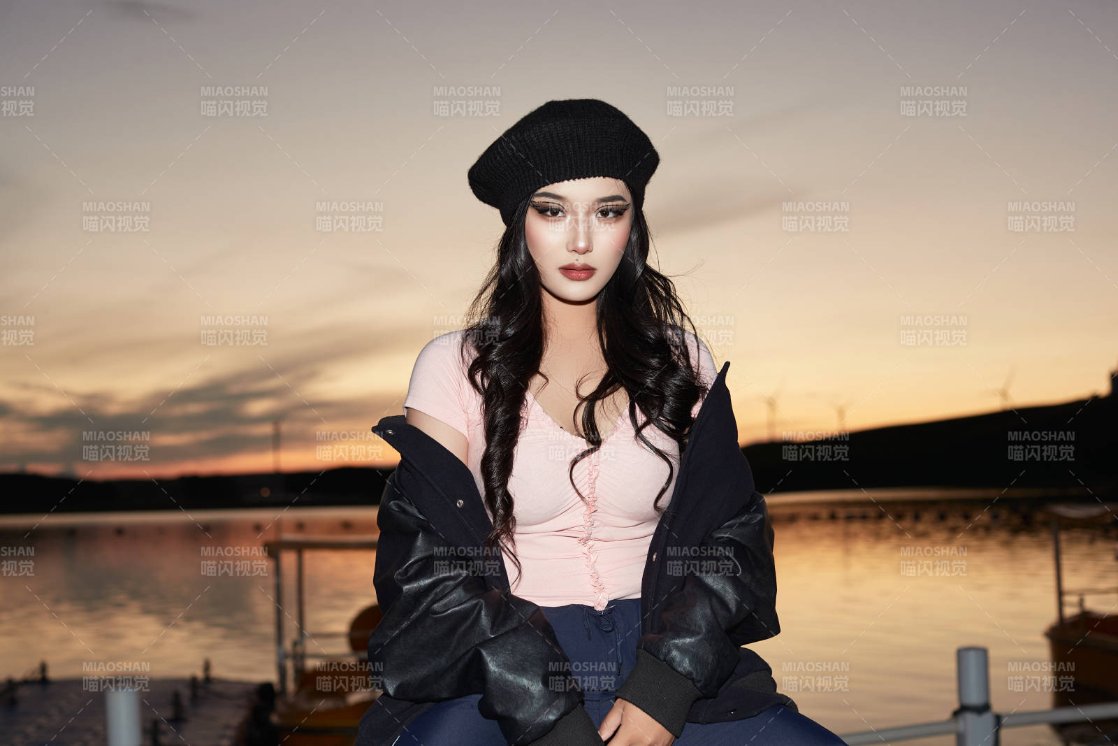 傍晚在湖边欣赏风景拍照的蒙古族美女图片