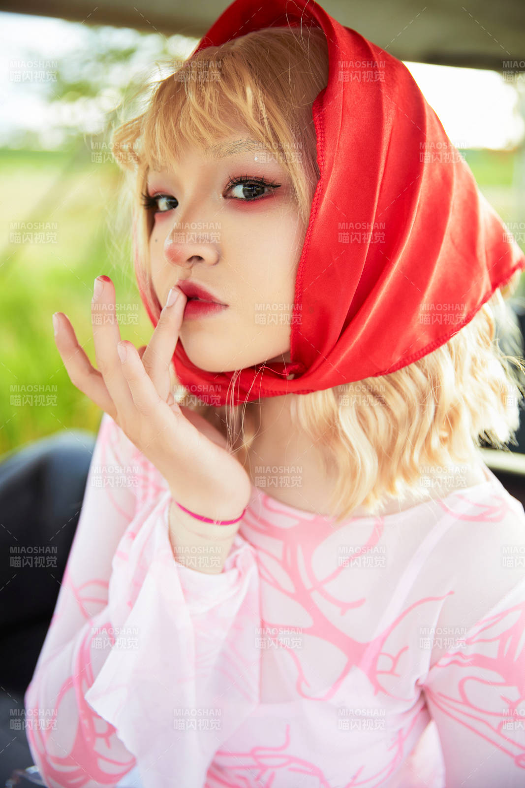 在旅游观光车上拍照的亚洲美女图片