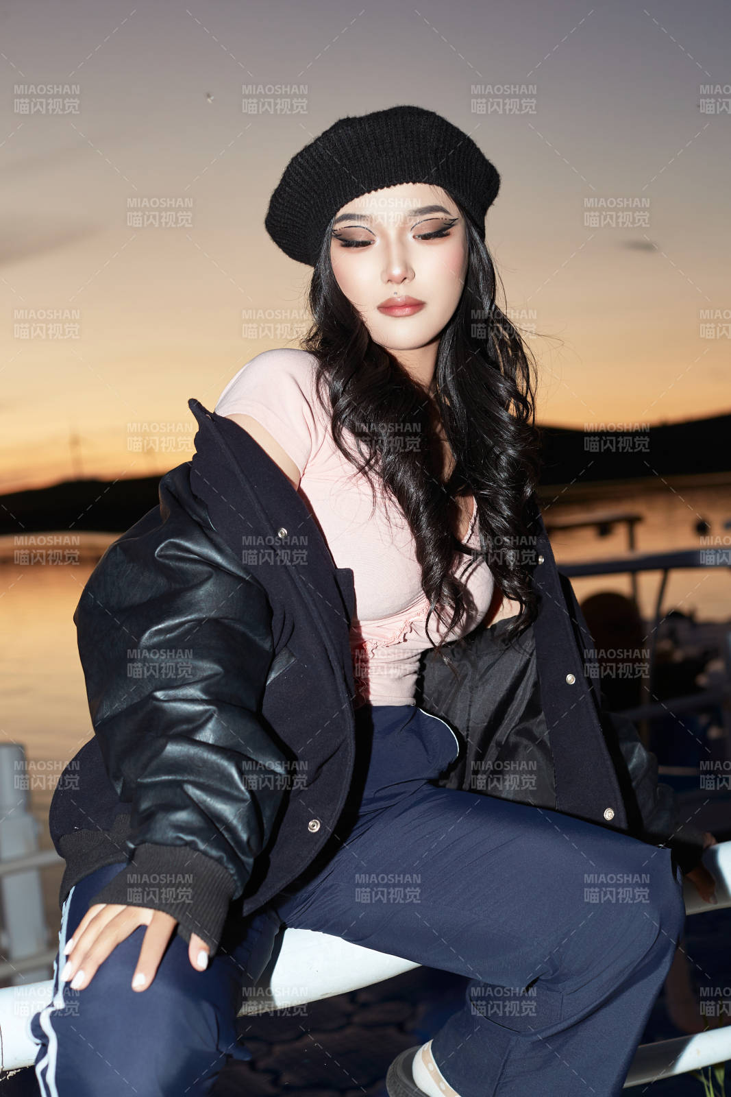 傍晚在湖边欣赏风景拍照的蒙古族美女图片