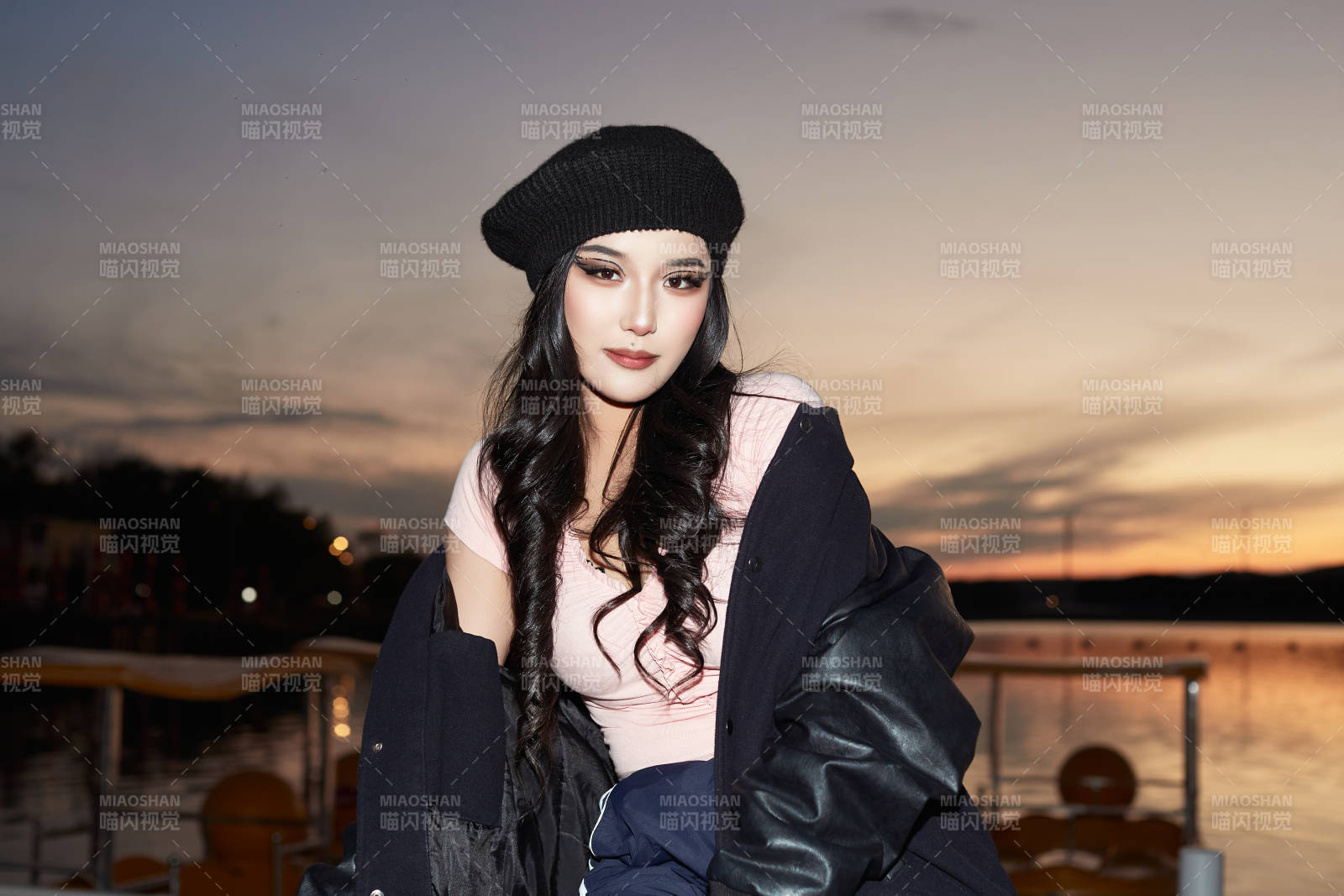 傍晚在湖边欣赏风景拍照的蒙古族美女图片