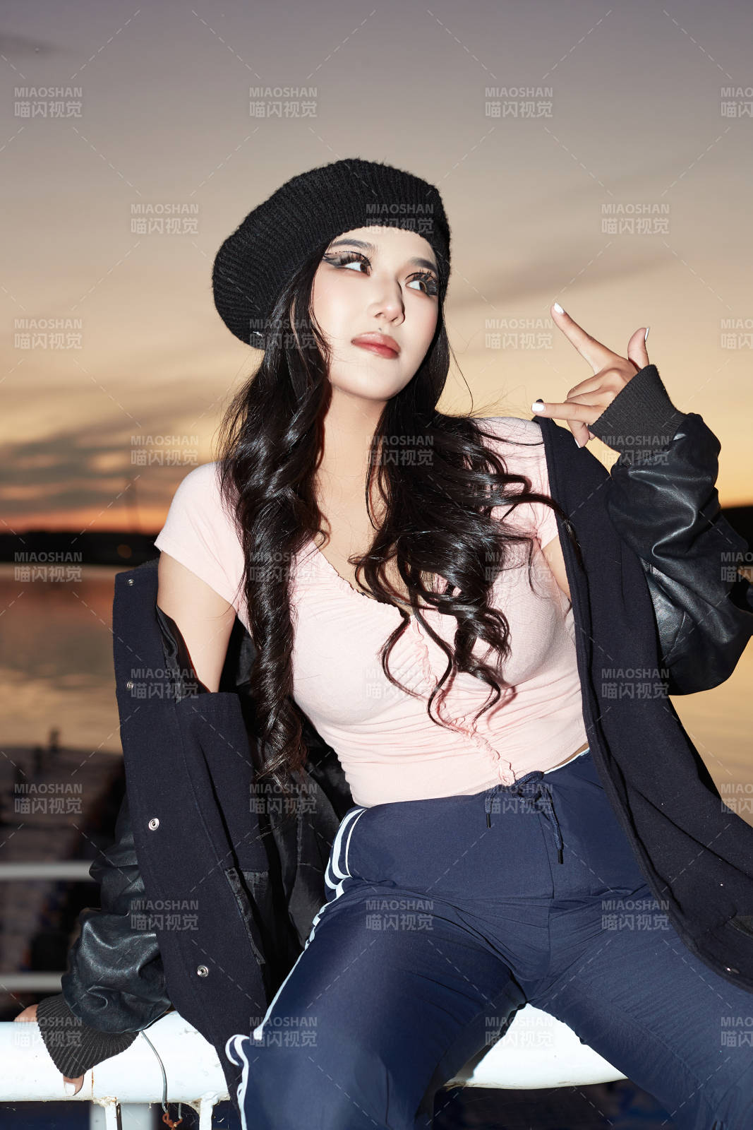 傍晚在湖边欣赏风景拍照的蒙古族美女图片