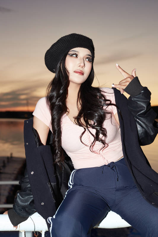 傍晚在湖边欣赏风景拍照的蒙古族美女图片