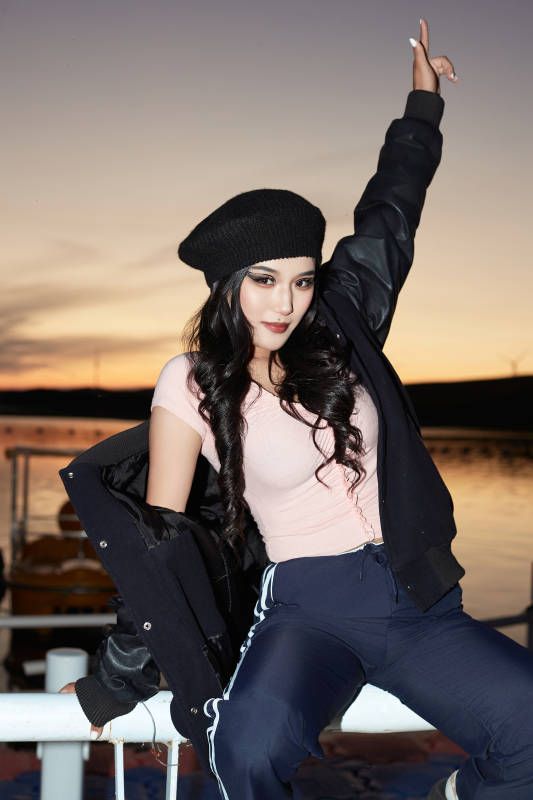 傍晚在湖边欣赏风景拍照的蒙古族美女图片