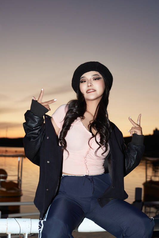 傍晚在湖边欣赏风景拍照的蒙古族美女图片