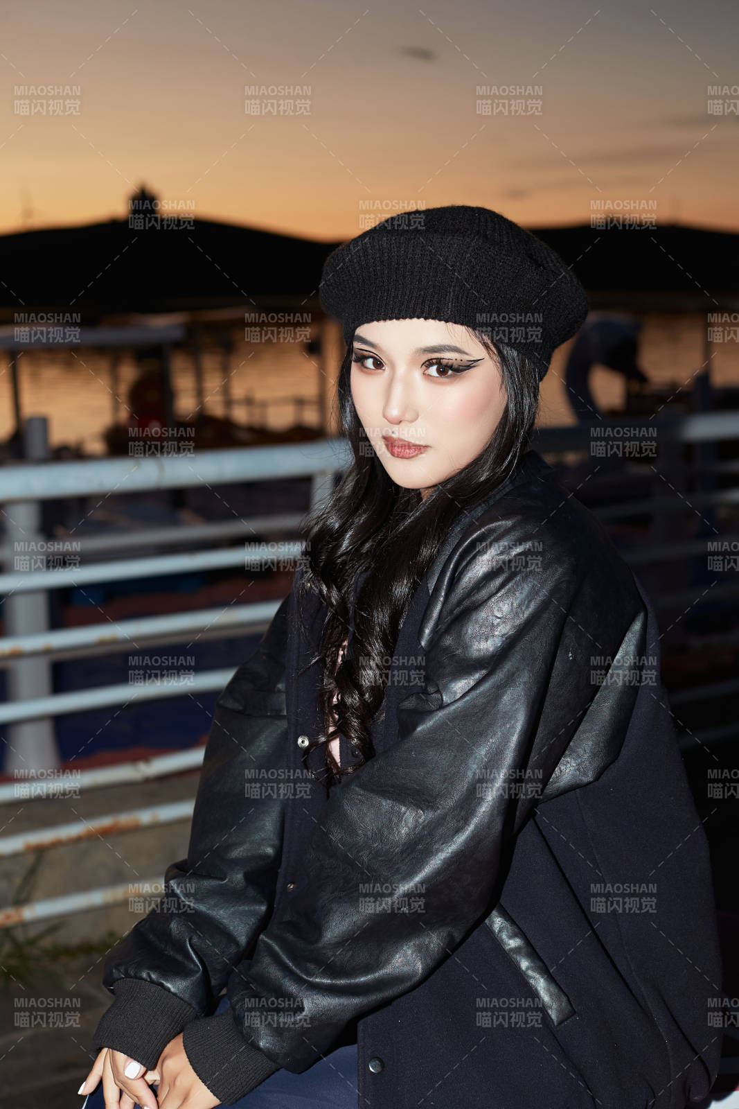 傍晚在湖边欣赏风景拍照的蒙古族美女图片