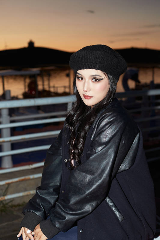 傍晚在湖边欣赏风景拍照的蒙古族美女图片