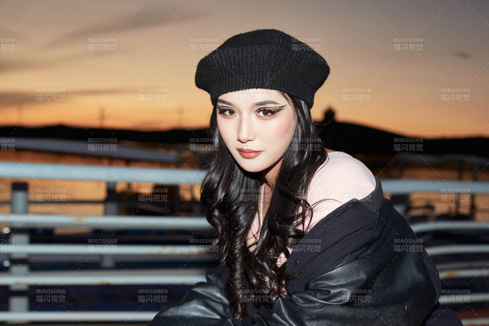 傍晚在湖边欣赏风景拍照的蒙古族美女图片