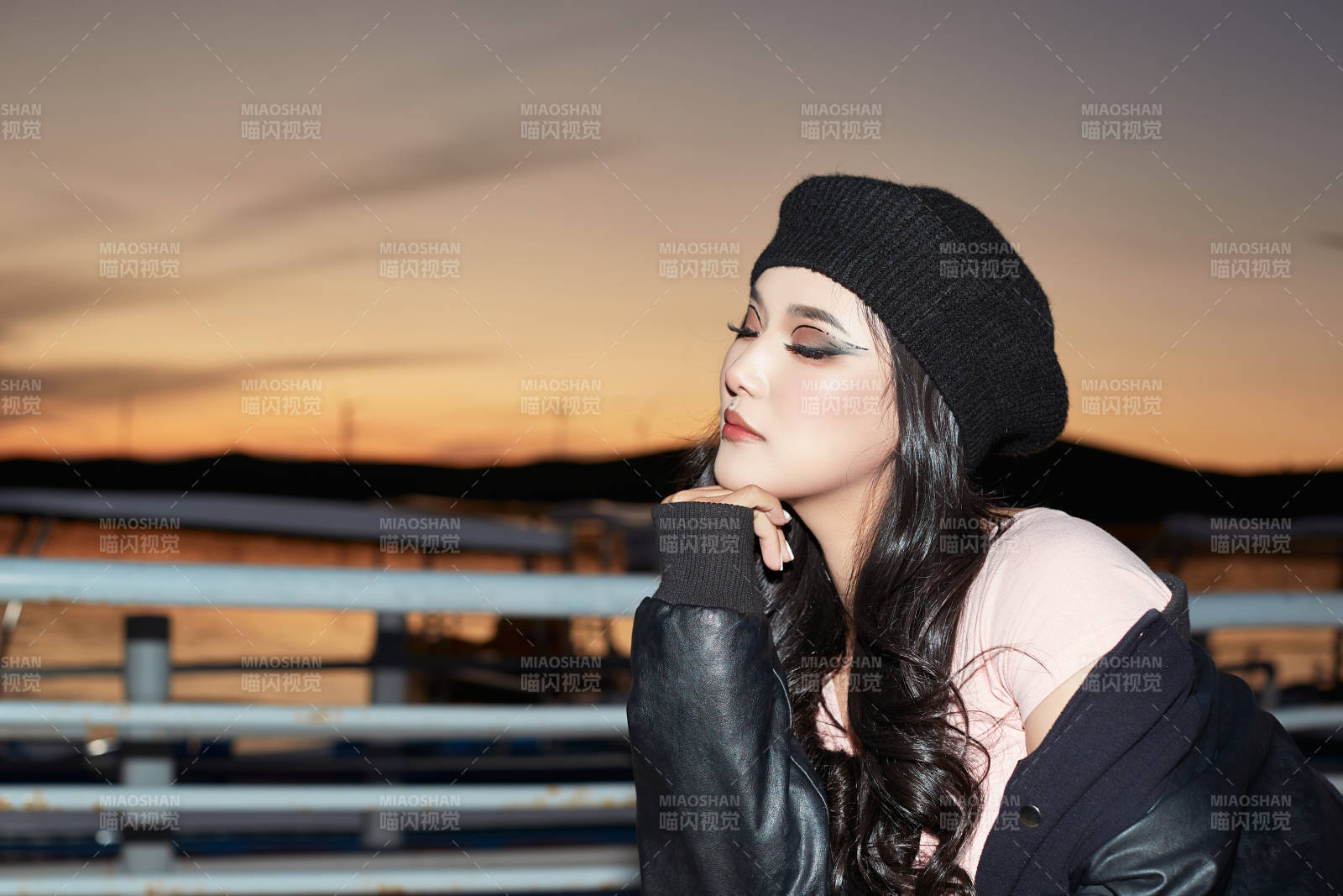 傍晚在湖边欣赏风景拍照的蒙古族美女图片