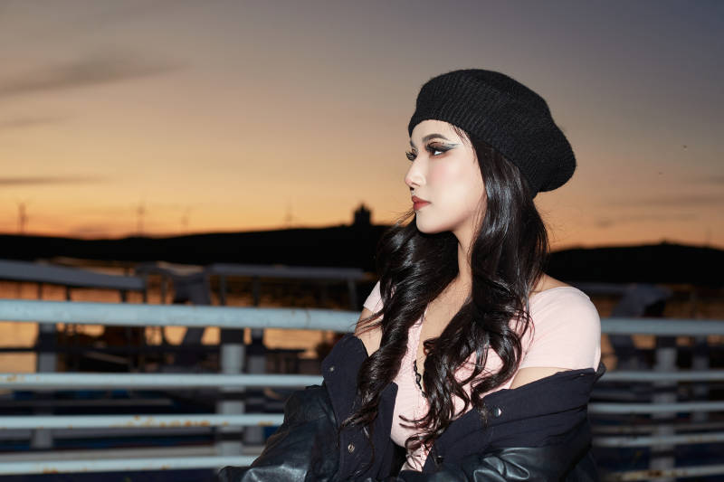 傍晚在湖边欣赏风景拍照的蒙古族美女图片