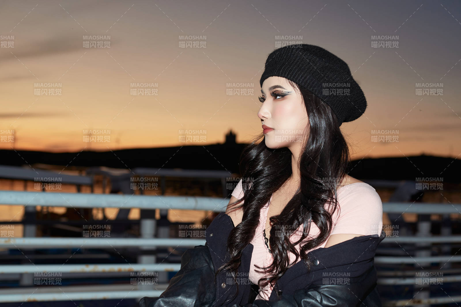 傍晚在湖边欣赏风景拍照的蒙古族美女图片