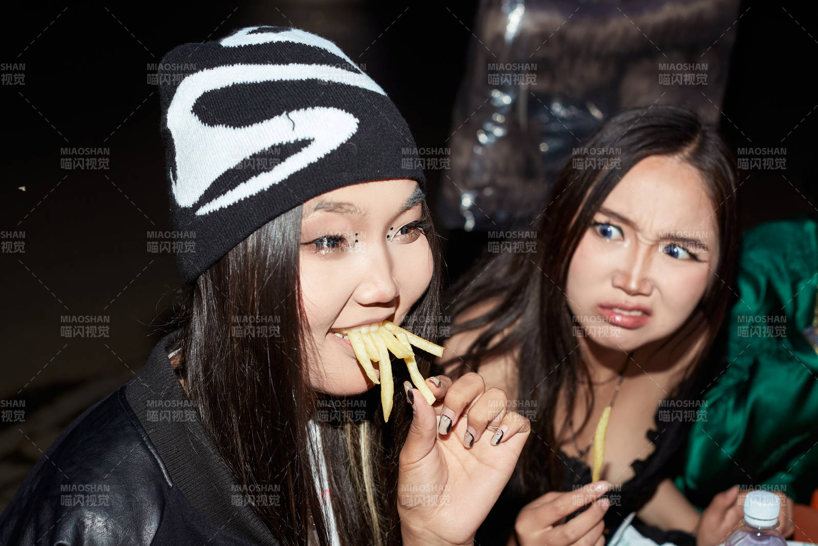 在户外享受美食的亚洲姑娘图片