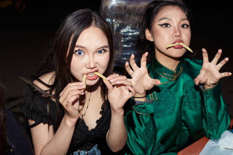 在户外享受美食的亚洲姑娘图片