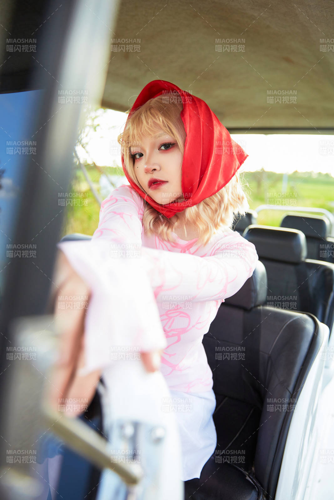 在旅游观光车上拍照的亚洲美女图片