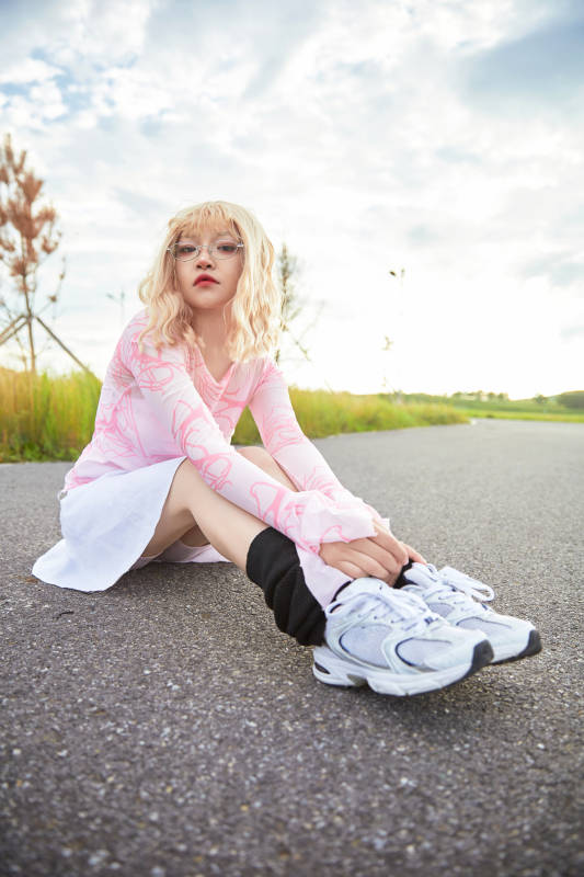 在景区旅游拍照的蒙古族美丽姑娘图片