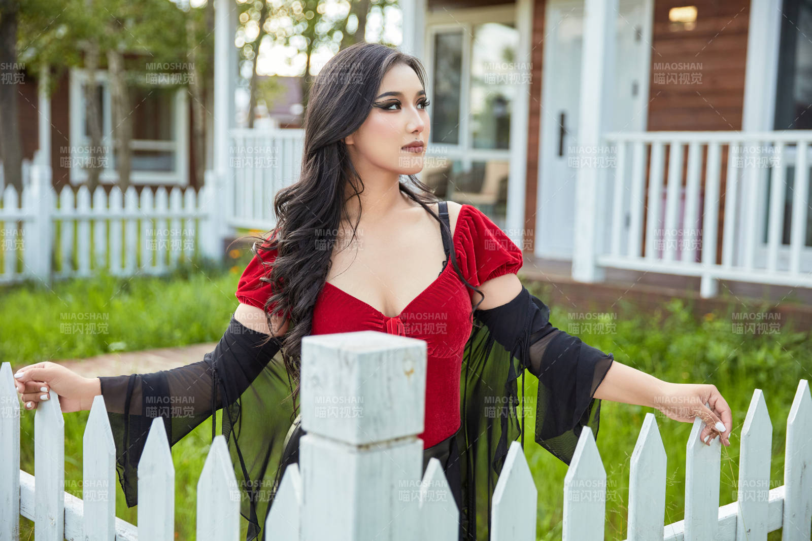 穿着性感服饰在户外拍照的亚洲女性图片