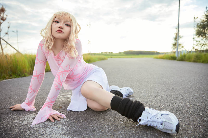 在景区旅游拍照的蒙古族美丽姑娘图片