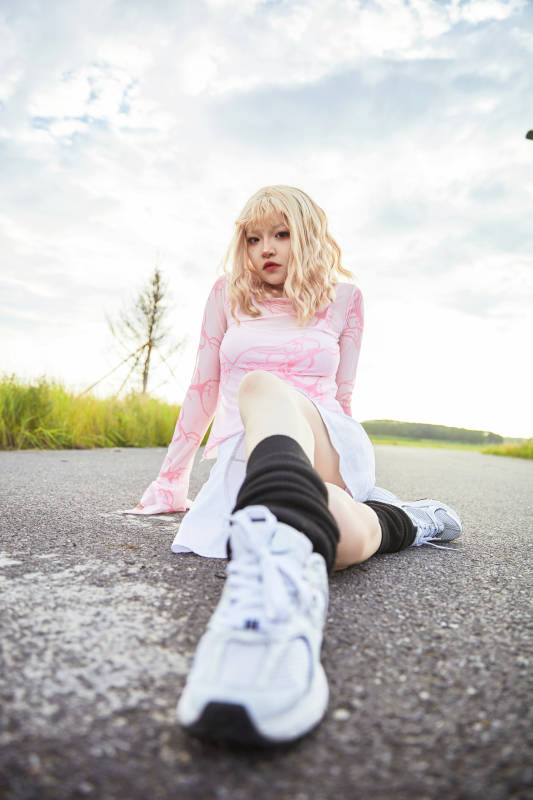 在景区旅游拍照的蒙古族美丽姑娘图片