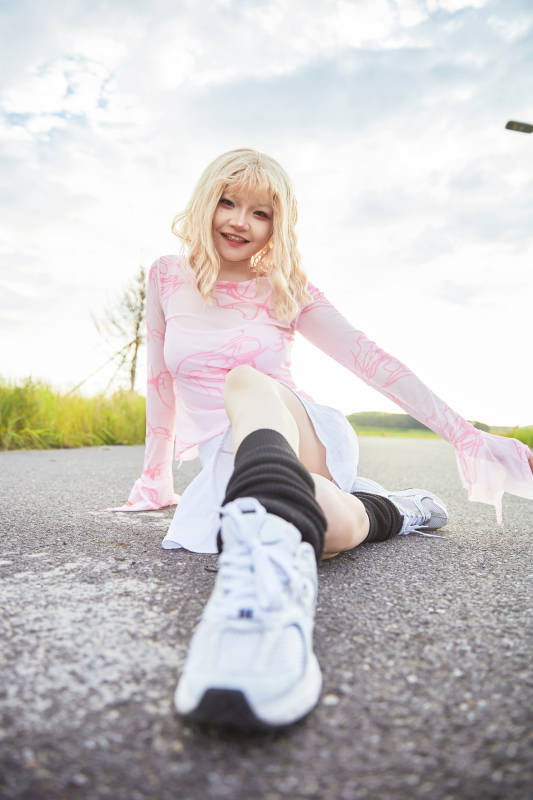 在景区旅游拍照的蒙古族美丽姑娘图片