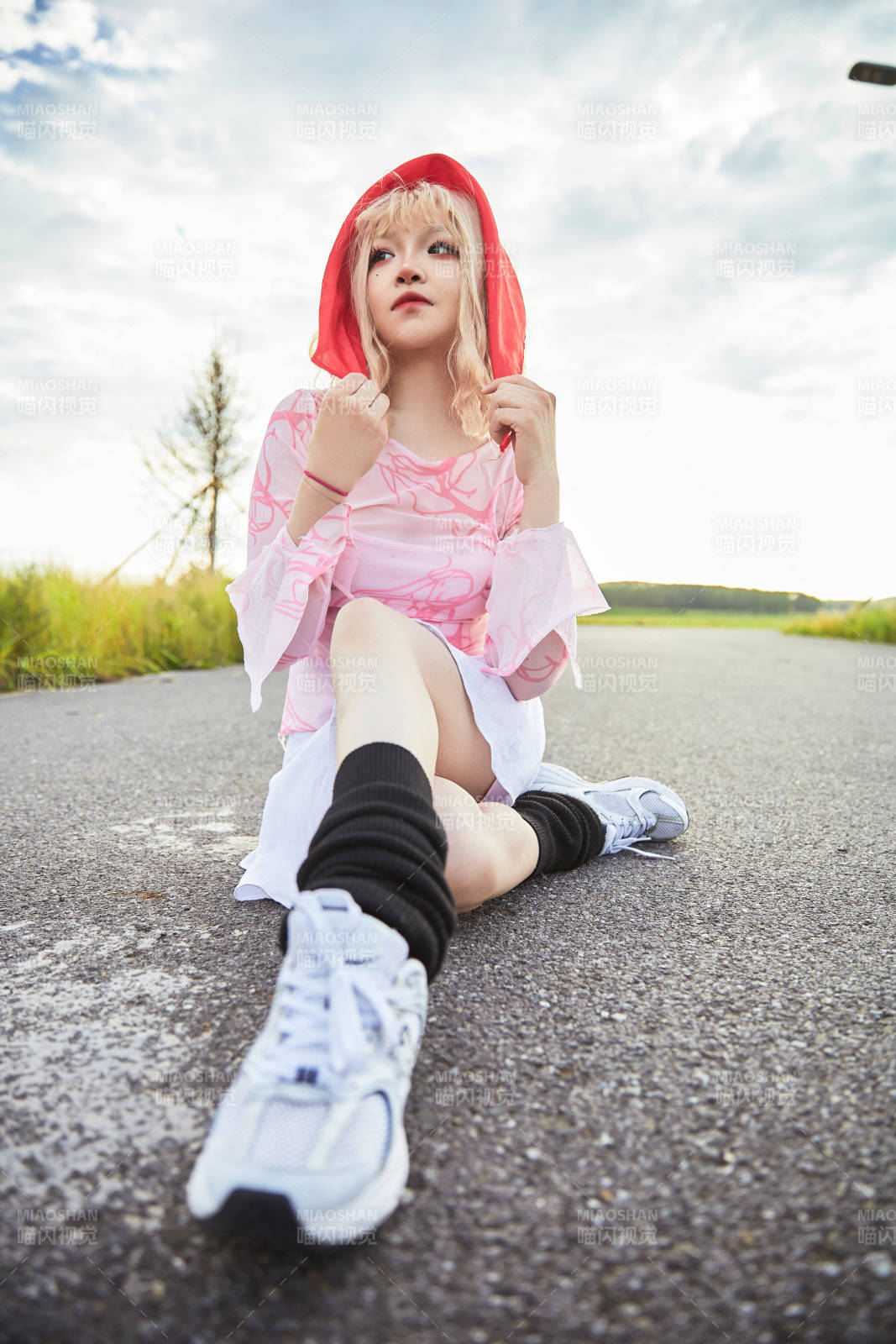 在景区旅游拍照的蒙古族美丽姑娘图片