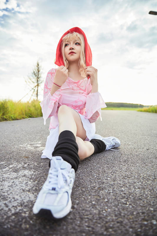 在景区旅游拍照的蒙古族美丽姑娘图片