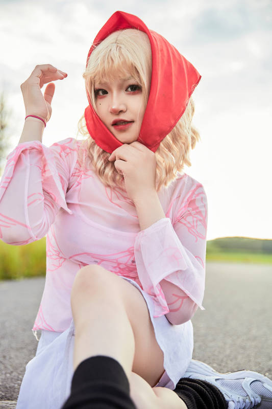 在景区旅游拍照的蒙古族美丽姑娘图片