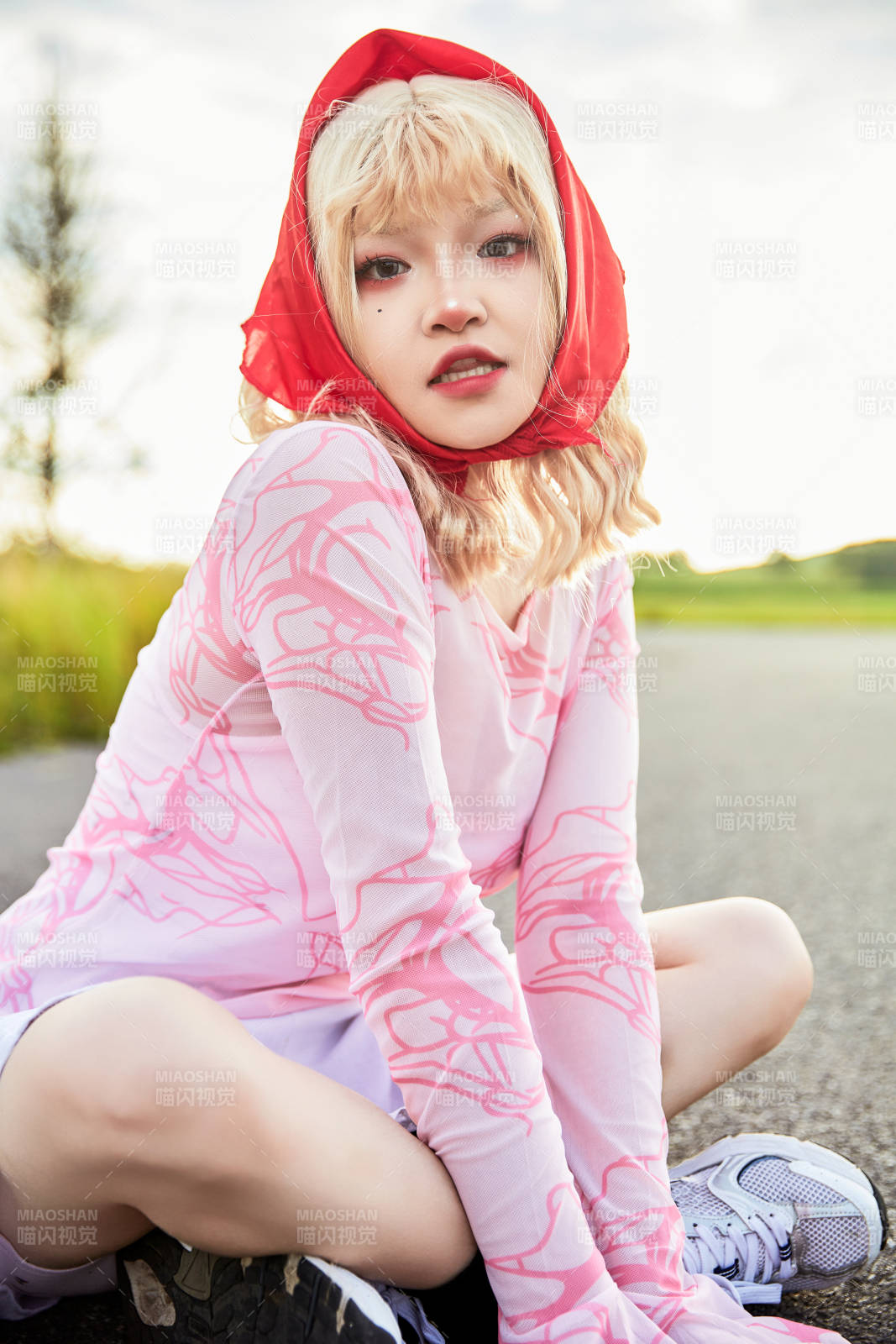 在景区旅游拍照的蒙古族美丽姑娘图片