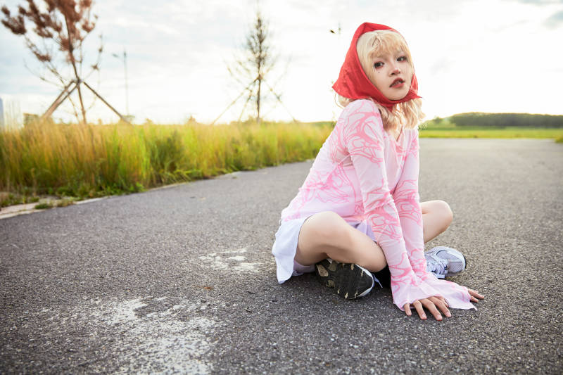 在景区旅游拍照的蒙古族美丽姑娘图片