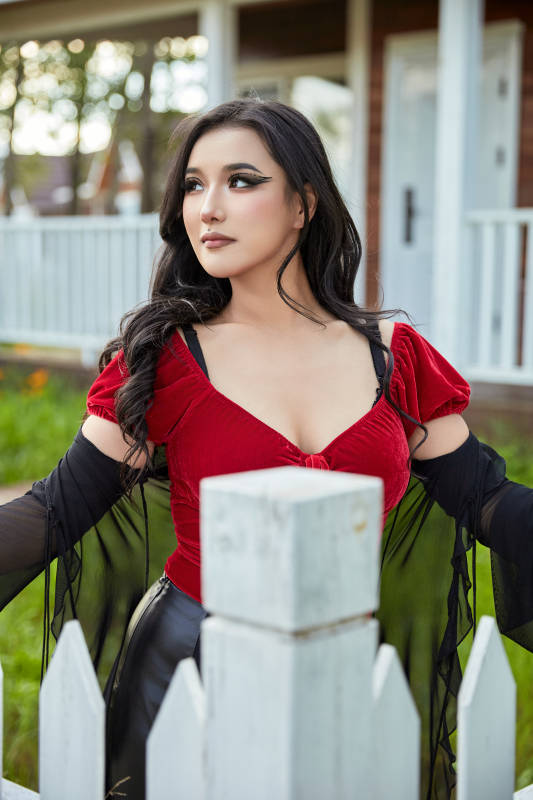 穿着性感服饰在户外拍照的亚洲女性图片