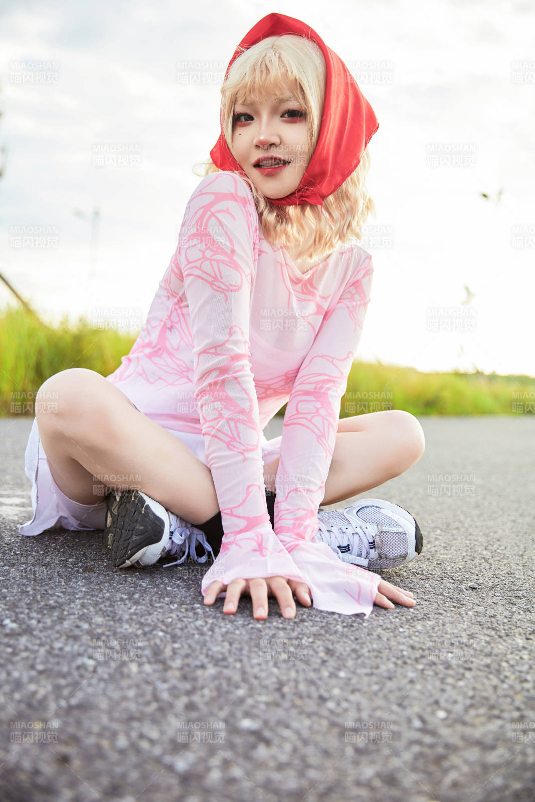 在景区旅游拍照的蒙古族美丽姑娘图片