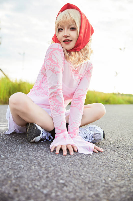 在景区旅游拍照的蒙古族美丽姑娘图片