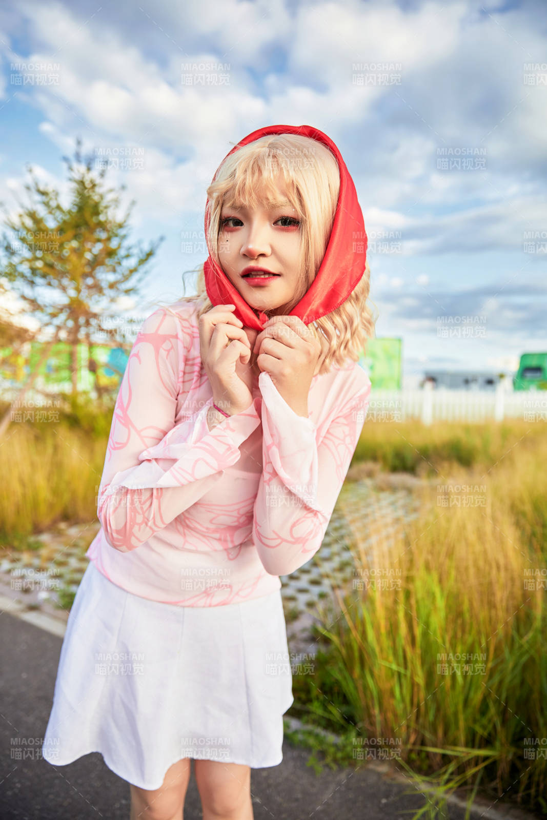 在景区旅游拍照的蒙古族美丽姑娘图片