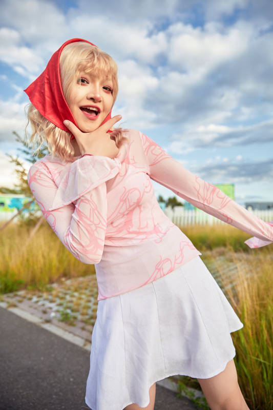 在景区旅游拍照的蒙古族美丽姑娘图片