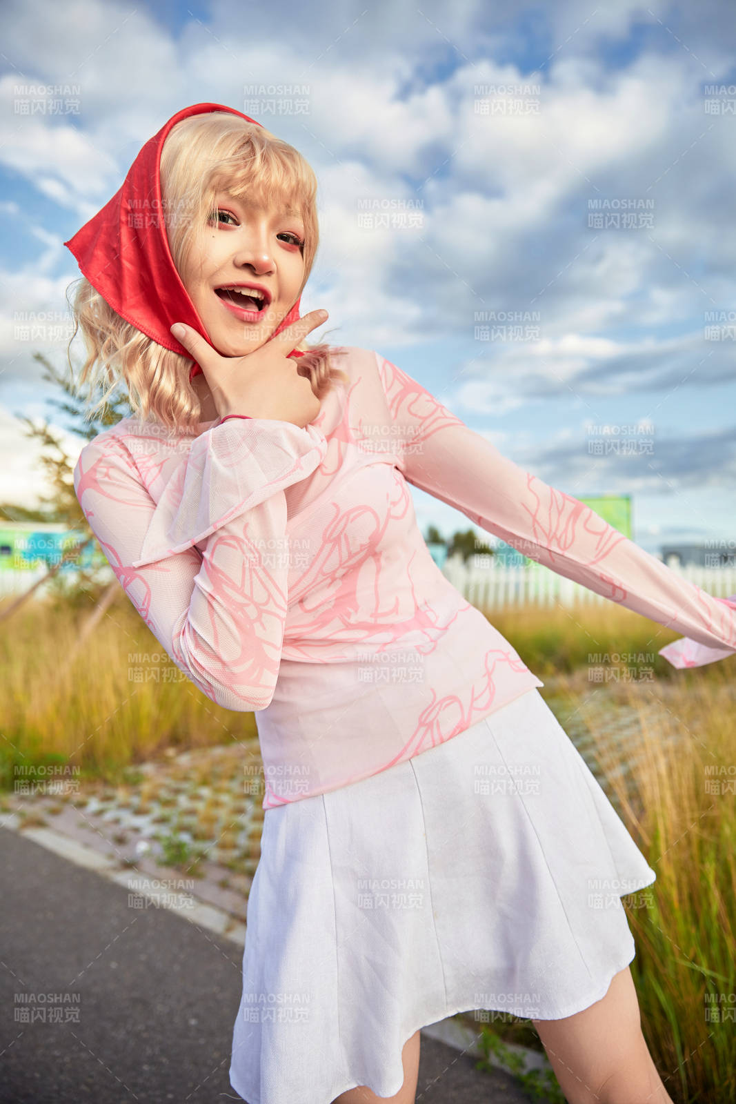 在景区旅游拍照的蒙古族美丽姑娘图片